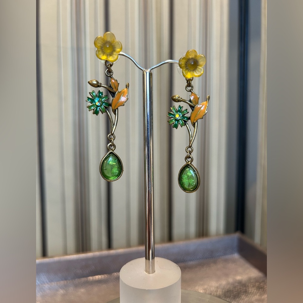 Floral chandelier earrings - Picture 3 of 8